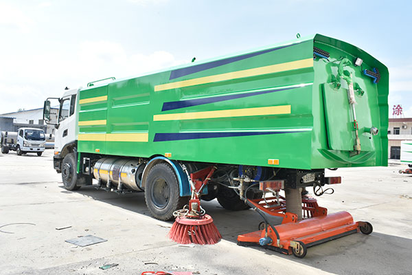 KY开元集团吸泥吸水滚扫式洗地车(天然气)